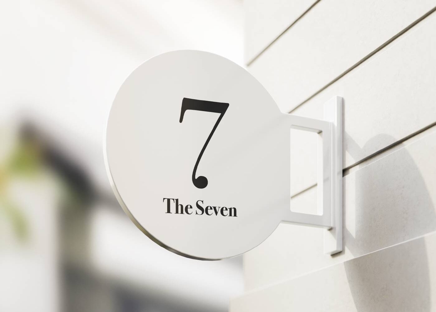 A sign that says the seven on it.