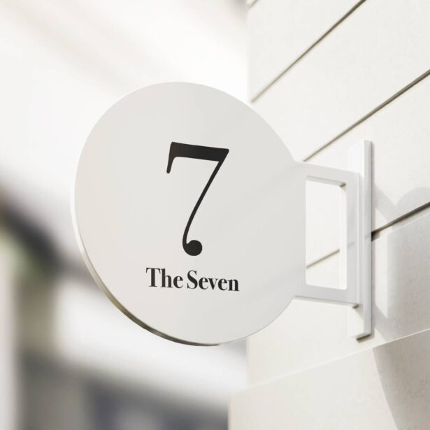 A sign that says the seven on it.