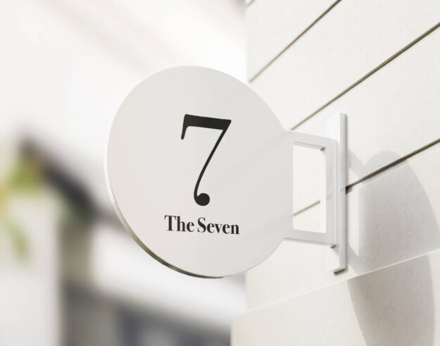 A sign that says the seven on it.