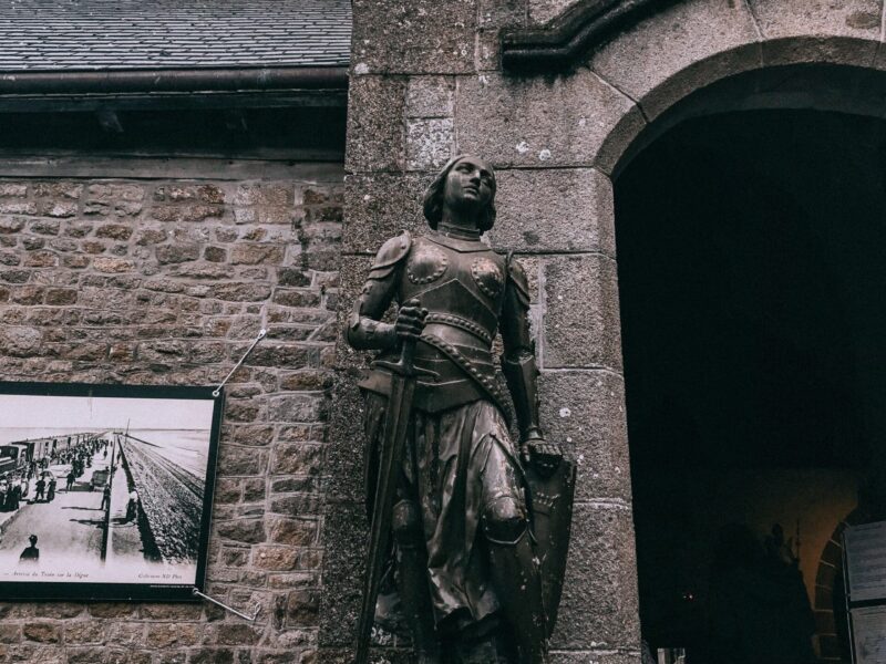 A statue of a man in front of a building.